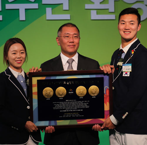 1일 열린 리우 올림픽 양궁 대표선수단 환영 행사에서 장혜진, 구본찬이 정의선 양궁협회장에게 선물을 전달하며 기념촬영하고 있다. 연합뉴스