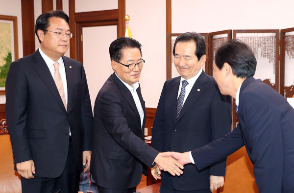 정세균 국회의장이 2일 오후 국회에서 여야 3당 원내대표와의 회동에 앞서 인사를 나누고 있다. 왼쪽부터 새누리당 정진석 원내대표, 국민의당 박지원 원내대표, 정세균 국회의장, 더불어민주당 우상호 원내대표. 연합뉴스