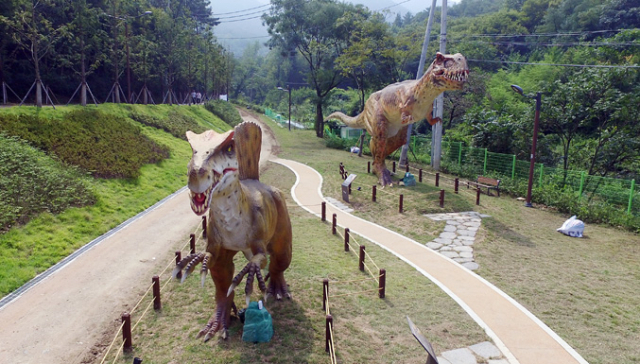 대구 남구 앞산 고산골 공룡테마공원에는 티라노사우루스, 브라키오사우르스, 이구아노돈 등 움직이는 로봇 공룡 4기가 설치됐다.