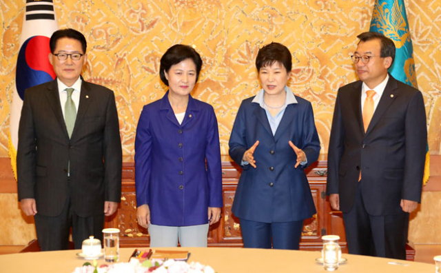 박근혜 대통령이 12일 오후 청와대에서 열린 여야 3당 대표와의 회동에서 대화하고 있다. 왼쪽부터 국민의당 박지원 비상대책위원장, 더불어민주당 추미애 대표, 박근혜 대통령, 새누리당 이정현 대표. 연합뉴스