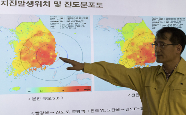 경주 규모 5.8 지진이 발생한 12일 오후 서울 동작구 기상청 국가지진화산센터에서 유용규 지진화산감시과장이 관련 브리핑을 하고 있다. 연합뉴스