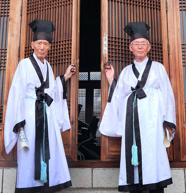 대구향교에서 선친의 대를 이어 유교 경전 강의를 하고 있는 이성재(왼쪽)