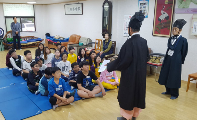 지난달 30일 대구 북구 산격대우아파트 경로당에서 김영환 경로회장이 북대구초등학교 5학년 2반 학생 20명을 대상으로 생활예절교육 수업을 진행하고 있다. 박영채 기자