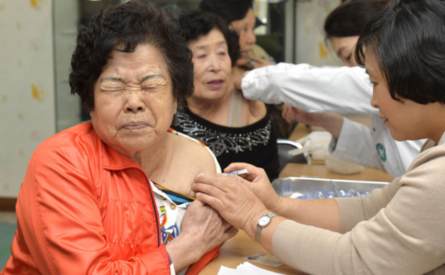 갑자기 찬바람이 불어오는 요즘, 면역력이 떨어진 노인들은 특별히 건강에 신경을 써야 한다. 한 어르신이 독감 예방접종을 하고 있다. 매일신문 DB