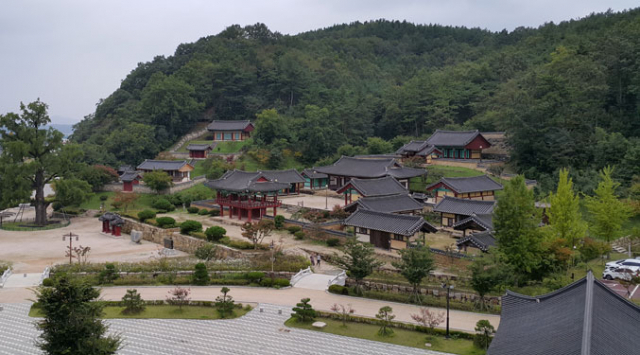 임고서원은 위기에 처한 나라의 국운을 바로 세우고자 죽음으로써 절의를 지킨 정몽주 선생의 충절을 기리기 위해 조선 명종 8년(1553) 고향에 건립했다.