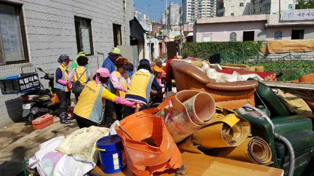 6일 포항 장성동 수해 현장에 자원봉사자들이 복구작업에 손을 보태고 있다. 포항시 제공