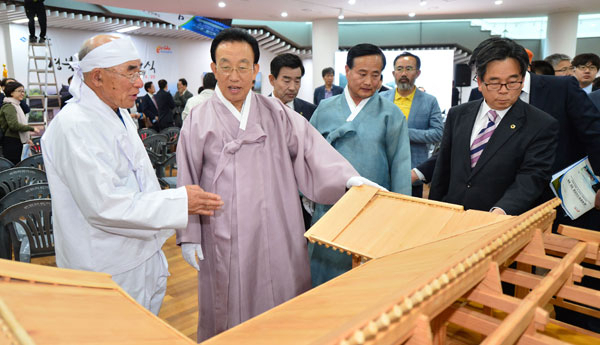 경북도가 한옥 산업 선점을 위해 발 빠르게 움직이면서 경북형 한옥 모델을 개발, 한옥 대중화에 한걸음 다가가는 등 가시적 성과를 내고 있다. 김관용(가운데) 도지사가 경북도가 개발해낸 경북형 한옥 모형(ㄷ자 A타입)을 둘러보고 있다. 매일신문 DB