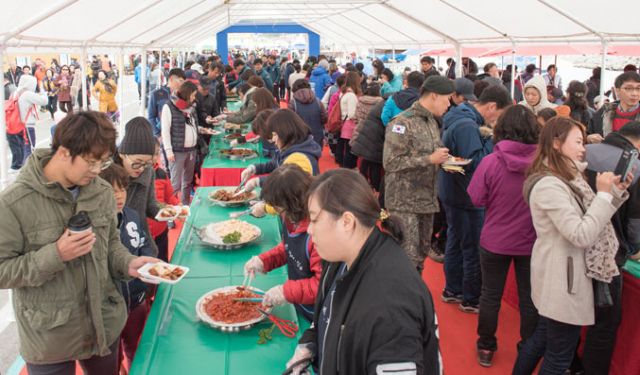 명태축제에서 명태로 만든 음식을 시식하는 관광객들.