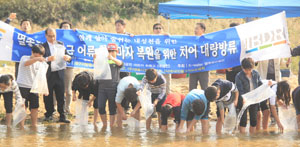 영주댐 관계자 등이 내성천에 멸종위기종 1급 어류인 흰수마자 치어를 방류하고 있다. 영주댐 관리단 제공