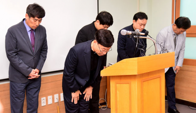 13일 대구시립희망원에서 박강수 원장 신부가 원내에서 발생한 인권침해 의혹과 관련한 기자회견에서 사과문을 발표한 뒤 머리 숙여 사과하고 있다. 김영진 기자 kyjmaeil@msnet.co.kr