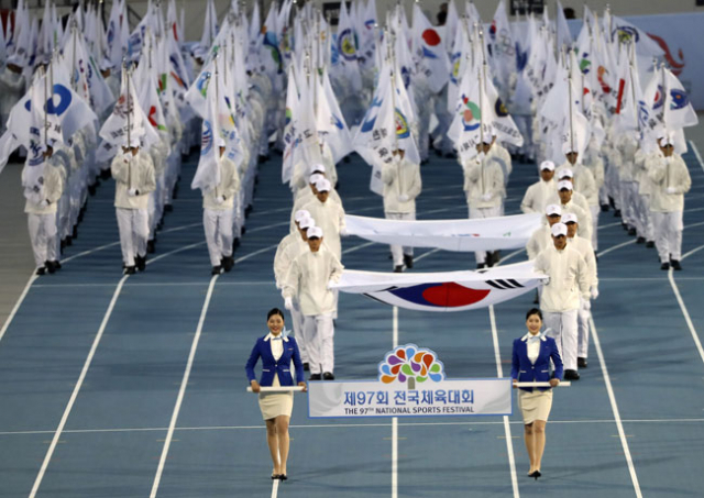 13일 오후 충남 아산 이순신종합운동장에서 열린 97회 전국체전 폐회식. 기수단이 입장하고 있다. 2016.10.13/연합뉴스