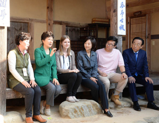 박근혜 대통령이 19일 오후 영주시 전통 생활공간을 재현한 선비촌을 방문, 외국인서포터스, 조윤선 문화체육관광부 장관, 김관용 경북지사와 대화하고 있다. 연합뉴스