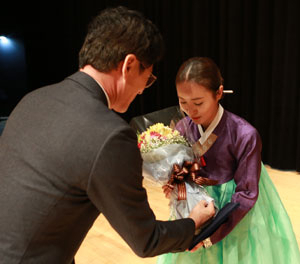 제15회 전국 정가경창대회에서 설총상(대상)을 차지한 김윤지 씨가 축하화환을 받고 있다.