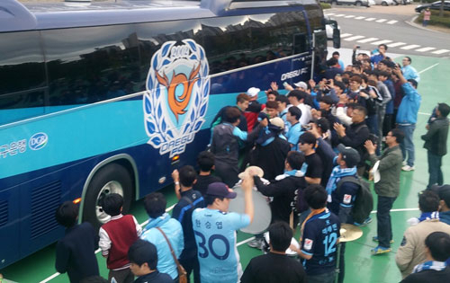 지난 23일 창원축구센터에서 열린 대구FC의 원정 경기 후 팬들이 선수단 버스 앞에 몰려 승리의 기쁨을 나누고 있다. 대구FC 제공