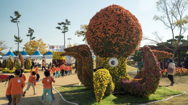 거제섬꽃축제 행사장에 설치된 다양한 종류의 국화 조형물들. 거제시 제공