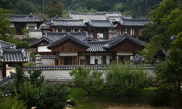 안동의 서원은 건축미에서 우리 문화 본모습을 그대로 보여준다. 대유학자이자 선비의 전형인 퇴계 이황 선생이 배향된 도산서원의 모습.