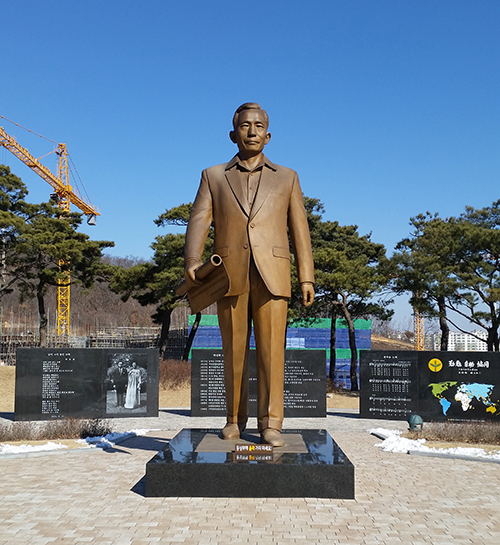 경북 구미시는 286억원을 들여 박정희 전 대통령 생가 주변 7만7천여㎡를 공원화하고 추모관을 건립한다. 2∼3년 후 완료할 예정인데 이미 박 전 대통령 동상은 세웠다. 연합뉴스