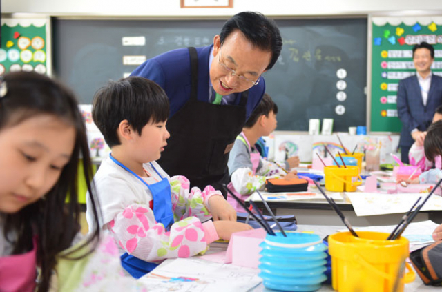 지난해 5월 4일 김관용 경북도지사가 구미 초등학교를 방문해 일일 미술교사로 활동했다. 경북도 제공