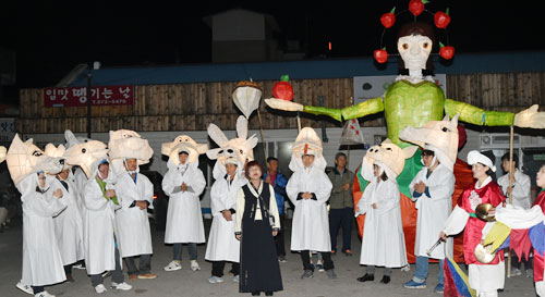 4일 열리는 청송사과축제에 앞서 지난달 27일부터 수확의 기쁨을 이웃과 함께 나누고 군민들의 무사 안녕을 기원하는 