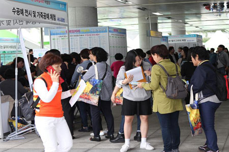 경력 단절 여성에게 구직의 기회를 제공하는 