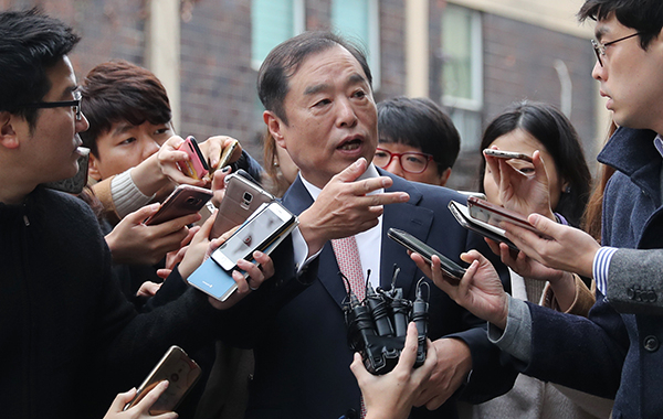 김병준 신임 국무총리 내정자가 7일 오전 서울 종로구 통의동 금융감독원 연수원 내에 차려진 사무실로 출근하던 중 취재진 질문에 답하고 있다. 연합뉴스