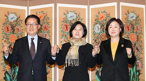 더불어민주당 추미애 대표(가운데), 국민의당 박지원 비상대책위원장(왼쪽), 정의당 심상정 대표가 9일 국회 사랑재에서 열린 야3당 대표 회담에서 손을 맞잡고 포즈를 취하고 있다. 연합뉴스