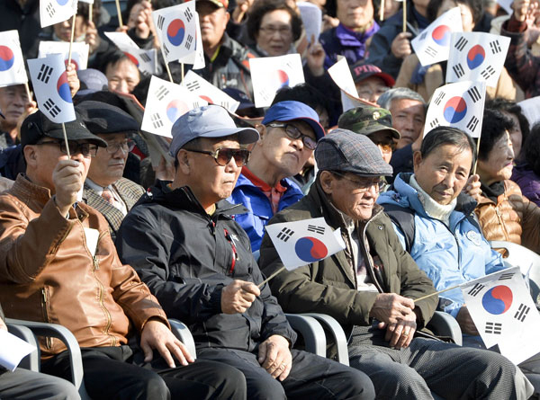 11일 오후 대구 국채보상운동기념공원에서 노인 100여 명이 새로운 한국을 위한 국민운동 대구연합회 주최 