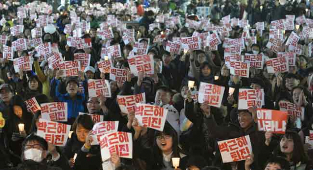 최순실 국정 농단 사태와 관련해 박근혜 대통령의 퇴진을 요구하는 대구시민들이 11일 오후 동성로를 가득 메운 채 촛불집회를 열고 있다. 5천여 명이 모인 이날 집회에는 청소년, 대학생뿐 아니라 아이를 데리고 온 가족과 노년층도 다수 눈에 띄었다. 우태욱 기자 woo@msnet.co.kr