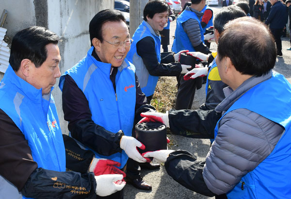 김관용 경북도지사는 16일 오전 경산 서부동을 찾아 형편이 어려운 가정에 직접 연탄 300장과 가스레인지 1대를 지원하며 위로와 격려의 메시지를 전했다. 경북도 제공