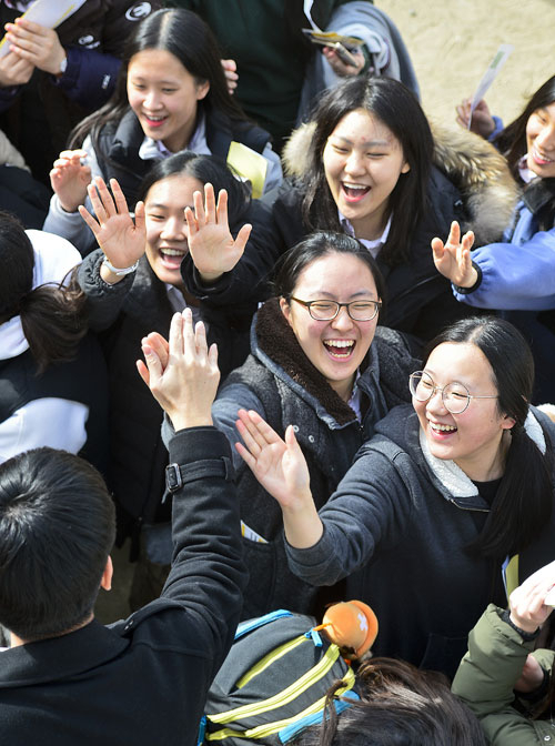 2017학년도 대학수학능력시험 예비소집이 열린 16일 오후 대구 정화여고에서 수험표를 교부받은 학생들이 담임교사와 손을 마주치며 고득점을 기원하고 있다. 우태욱 기자 woo@msnet.co.kr