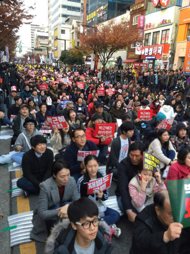 대구에서도 19일 오후 대통령 퇴진을 요구 하는 시위가 열렸다. 장성혁기자