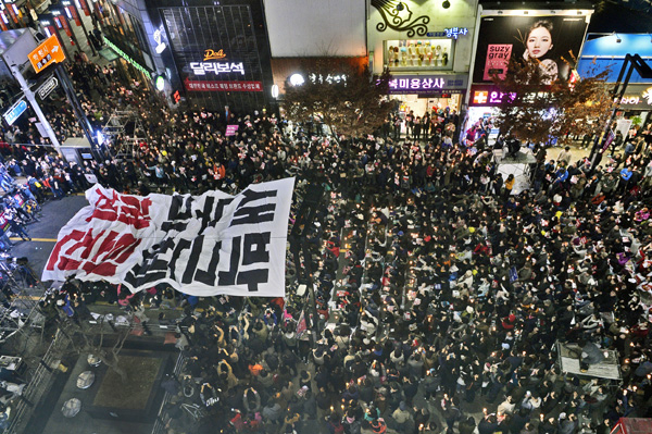 26일 오후 3시 대구 도심에서 4차 대규모 촛불집회가 열릴 예정이다. 주최측은 5만 명 이상 모일 것으로 예상하고 있다. 사진은 지난 19일 저녁 대구 중구 대중교통 전용지구에서 열린 촛불집회. 김영진 기자 kyjmaeil@msnet.co.kr