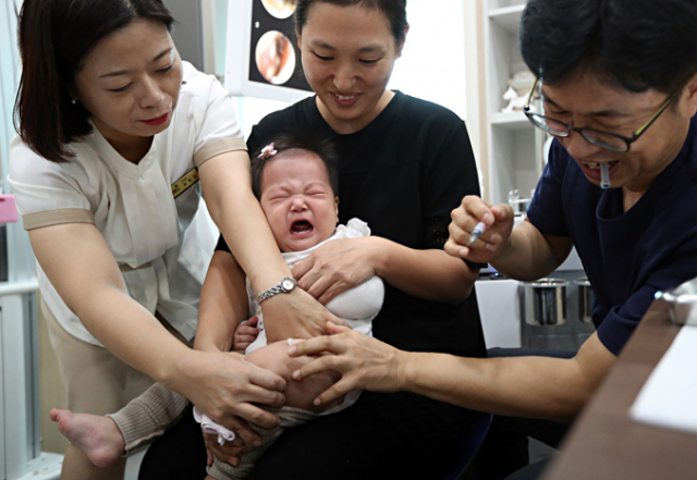 자연주의 육아를 이유로 아이에 대한 각종 백신 예방접종을 기피하는 부모가 적지 않다. 이는 아이를 각종 질병에 노출시키고 죽음에까지 이르게 할 수 있는 위험한 선택이다. 저절로 치유되기 힘든 악한 자연(바이러스)에는 선한 인공(백신)이 답이다. 연합뉴스