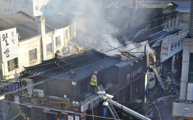 25일 오전 대구 중구 종로골목 음식점에서 화재가 발생해 출동한 소방대원들이 잔불을 진화하고 있다. 성일권 기자 sungig@msnet.co.kr