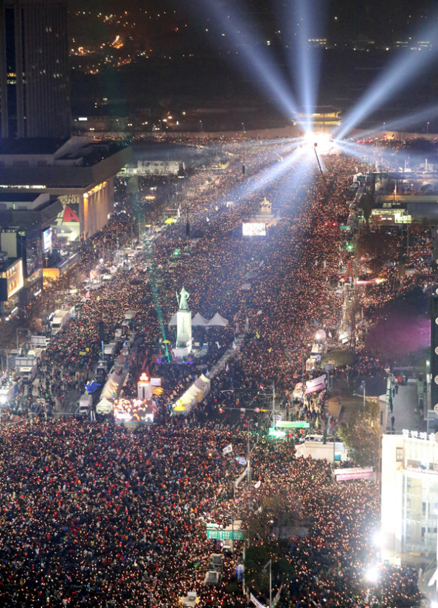 26일 오후 서울 광화문에서 제5차 촛불 집회를 하고 있다. 연합뉴스