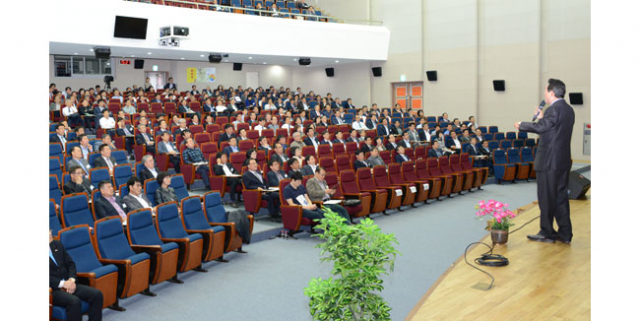 김문오 달성군수가 전북혁신도시 지방행정연수원에서 열린 국정시책 세미나에서 특강을 하고 있다.