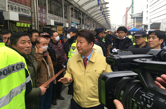 서문시장 화재 현장을 방문한 권영진 대구시장이 성난 상인들의 비난에 곤혹을 치렀다. 구민수 기자