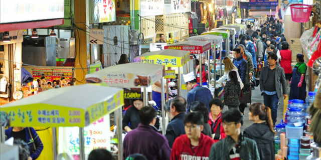 전주 남부시장의 새벽시장은 새벽 시간 천변을 따라 생겼다가 사라지는 