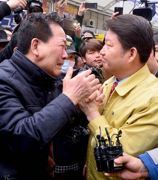 30일 대형화재가 발생한 대구 서문시장 내 한 상인이 권영진 대구시장의 손을 붙잡고 오열하고 있다. 김영진 기자 kyjmaeil@msnet.co.kr