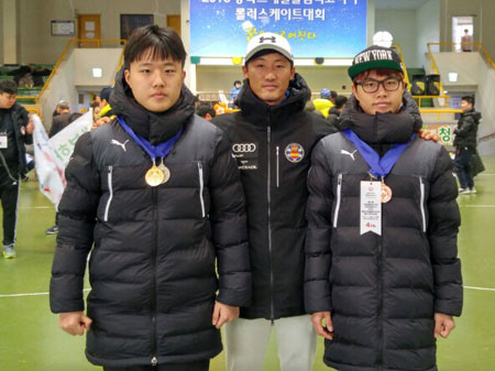 금메달을 목에 걸고 기뻐하는 이영규(왼쪽), 남윤종(오른쪽) 선수와 박승진 지도교사. 안동영명학교 제공