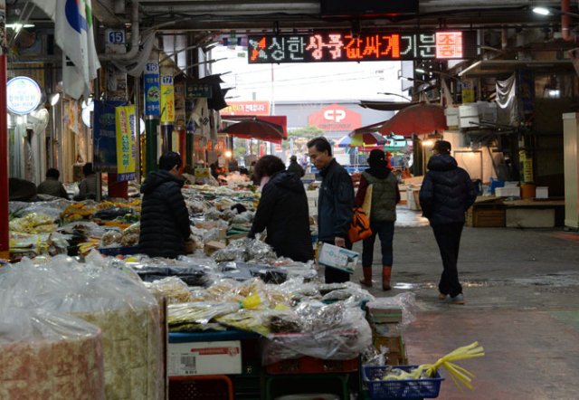 영천공설시장 2층 만남의 광장에 작은 영화관이 조성된다. 영천공설시장 모습. 민병곤 기자