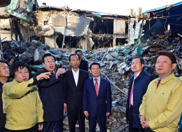 8일 오후 대구 서문시장 4지구 화재현장에서 대한민국 시도지사협의회 회장인 최문순 강원도지사를 비롯한 홍준표 경남도지사, 윤장현 광주시장, 서병수 부산시장 등 전국 시도지사 17명이 권영진 시장과 윤순영 중구청장으로부터 사고 경위와 대책, 피해 보상 방안에 대한 설명을 듣고 있다. 정운철 기자 woon@msnet.co.kr