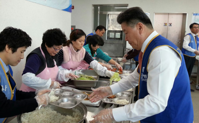 대구은행 문흥수 경북서부본부장(부행장)을 비롯한 구미지역 점포장들이 배식봉사를 하고 있다. 대구은행 제공