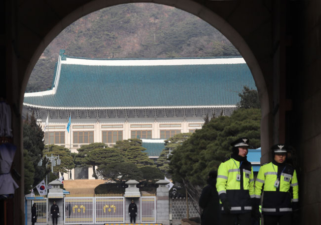 박근혜 대통령 탄핵 소추안 표결을 하루 앞둔 8일 청와대 정문 앞에서 경찰 관계자들이 근무하고 있다. 연합뉴스