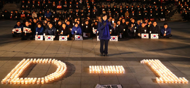 박근혜 대통령에 대한 탄핵 소추 표결을 하루 앞둔 8일 오후 국회 본청 앞에서 열린 더불어민주당 결의대회에서 추미애 대표가 발언하고 있다. 연합뉴스