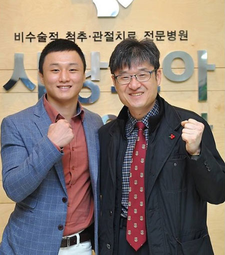 대구 출신의 UFC 파이터 최두호가 11일 캐나다에서 열리는 UFC206에서 4연승에 도전한다. 지난 7월 티아구 타바레스를 꺾고 귀국한 뒤 기자회견장에서 포즈를 취한 최두호. 연합뉴스