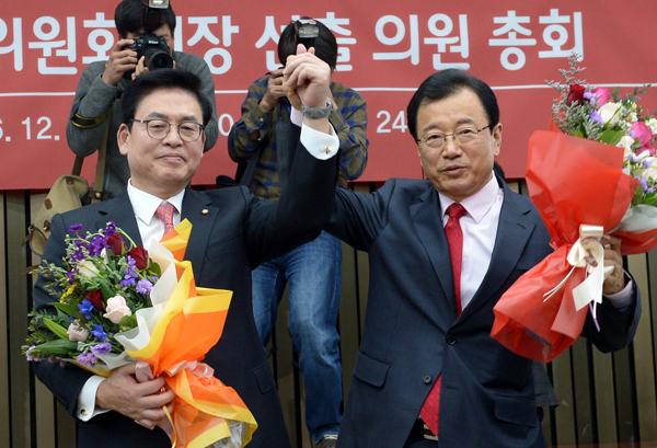 새누리당 정우택 신임 원내대표와 이현재 신임 정책위원장이 16일 오전 국회에서 열린 의원총회에서 손을 들어 인사하고 있다.연합뉴스