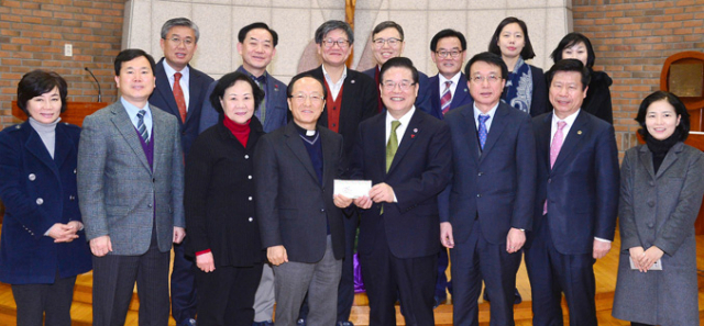 천주교대구대교구 암브로시오회 회원들이 19일 오후 대구대교구청 내 꾸르실료교육관 성당에서 미사를 마친 뒤 중앙아프리카 아동들에게 전달할 성금을 들고 기념촬영을 하고 있다. 김영진 기자 kyjmaeil@msnet.co.kr