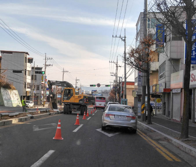 19일 안동시 태화동 경북하이텍고등학교 앞에서 화단형 중앙분리대 철거 작업이 진행되고 있다. 안동경찰서는 지난해 2월부터 올해까지 4곳에서 화단형 분리대 철거작업을 추진하고 있다. 김영진 기자