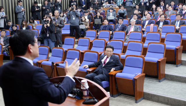 새누리당 정우택(오른쪽) 원내대표와 박맹우 사무총장이 비박(비박근혜)계 의원들로 구성된 